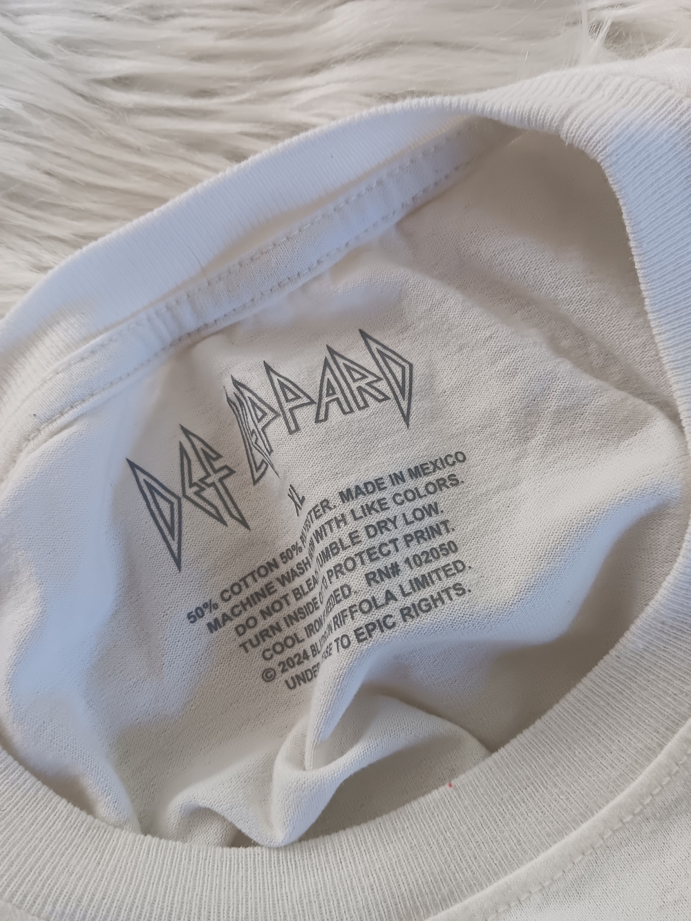 Def Leppard White 80s Hysteria Tiger Graphic Short Sleeve Rock Band Tee - Picture 2 of 3